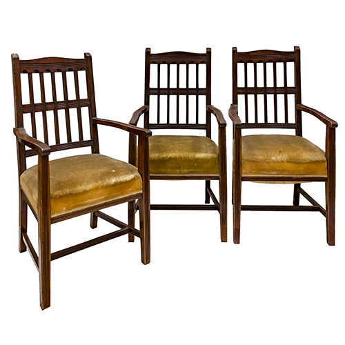 Sub.:15 - Lote: 1341 -  Lote de tres sillones con respaldo calado y tapizados en terciopelo beige.