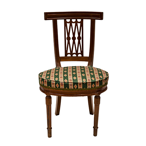 Sub.:15 - Lote: 309 -  Silla estilo Luis XVI de asiento oval tapizado