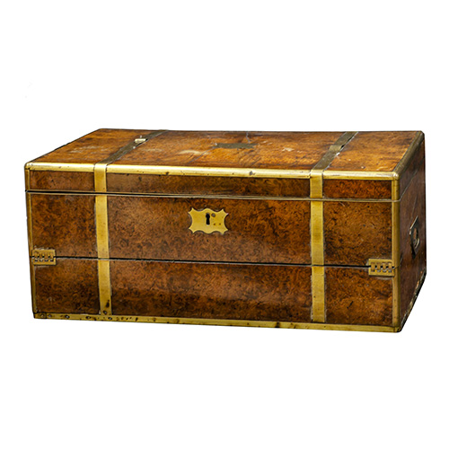 Sub.:15 - Lote: 367A -  Caja escritorio de barco con archivador en madera de raiz y latn. Con llave.
