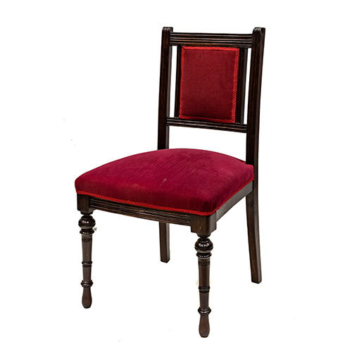 Sub.:15 - Lote: 359 -  Silla en madera con asiento y respaldo tapizados en rojo.