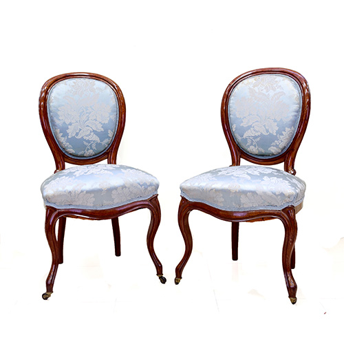 Sub.:15 - Lote: 1148 -  Lote de seis sillas isabelinas en caoba con asiento y respaldo de medalln tapizados, s. XIX.
