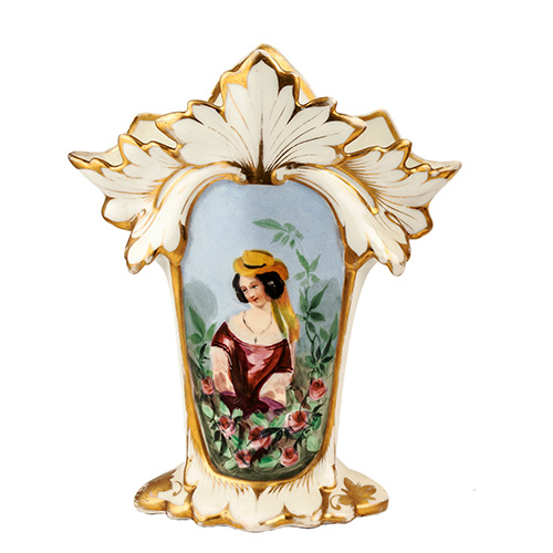 Sub.:16 - Lote: 312 -  Jarrn isabelino en porcelana con boca abierta simulando en los perfiles del acanto y escena central pintada a mano representando el retrato de una dama un jardn de rosas. 