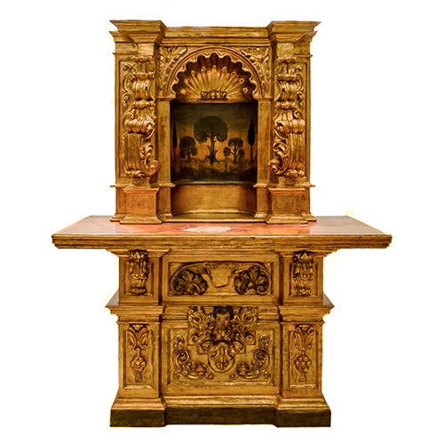 Sub.:16 - Lote: 376 -  Pequeo retablo reconstruido con piezas de diferentes pocas, en madera tallada , dorada y policromada. Hornacina central rematada con venera tallada. 
