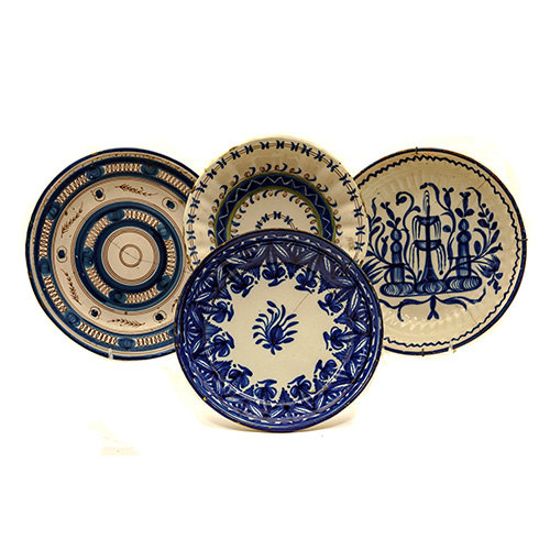 Sub.:16 - Lote: 143 -  Lote de cuatro platos en cermica con decoracin en azul sobre fondo de engobe blanco. S. XIX. 
