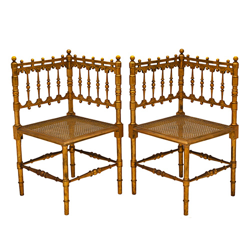 Sub.:16 - Lote: 116 -  Pareja de sillas esquineras en madera torneada y dorada con asiento de rejilla. Francia, s. XIX.