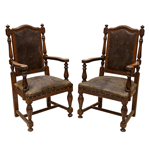Sub.:16 - Lote: 489 -  Lote de seis sillas y dos sillones alfonsinos en madera de castao tallada con tapicera de cuero. Ca. 1900.