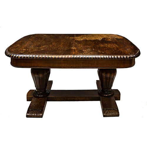 Sub.:16 - Lote: 369 -  Mesa de comedor en madera de castao tallada con dos extensiones de 38 cm cada una.
