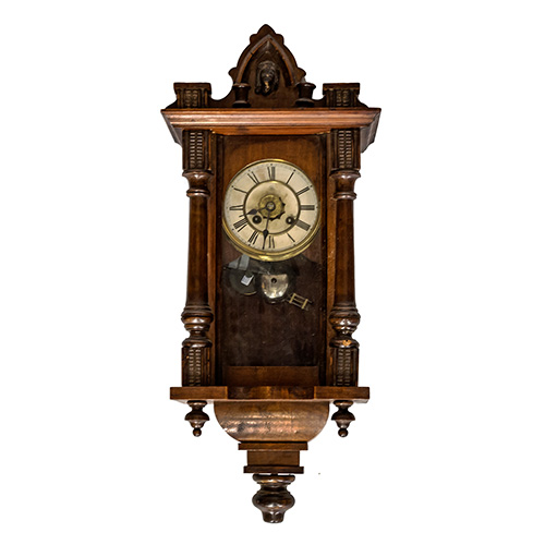 Sub.:16 - Lote: 173 -  Reloj de pared con esfera de metal con numeracin romana, caja de madera y despertador. Con pndulo y llave.