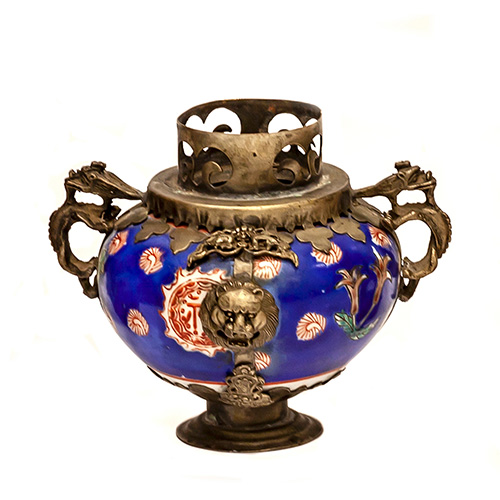 Sub.:16 - Lote: 268 -  Pebetero en porcelana azul con motivos chinos y metal, con asas.
