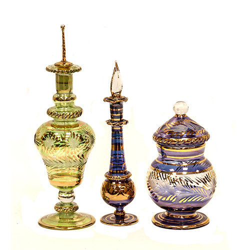 Sub.:16 - Lote: 335 -  Tres perfumeros en cristal egipcio, con diferentes tonalidades y decoracin dorada.