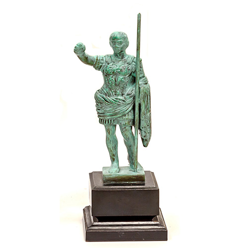 Sub.:16 - Lote: 558 -  Emperador csar en bronce con peana de madera.