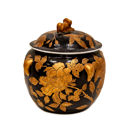 Sub.:16 - Lote: 449 -  Pequeo tibor en porcelana negra (sopera) con detalles de vegetacin dorados.