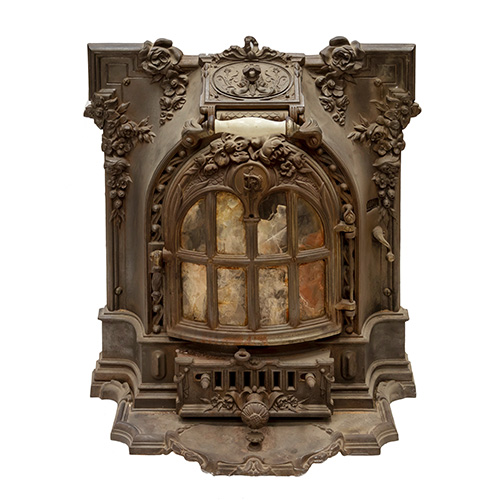 Sub.:16 - Lote: 119 -  Estufa Salamandra modernista realizada en hierro colado y cristal. Pertenece al estilo Art Nouveau. 