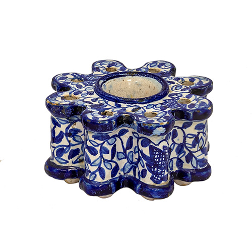 Sub.:16 - Lote: 326 -  Tintero de cermica en color azul con motivos florales.