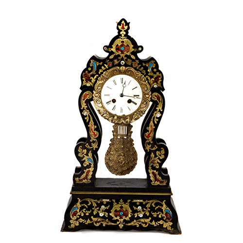 Sub.:16 - Lote: 129 -  Reloj de sobremesa con pndulo y marquetera de latn y piedra. Francia, poca Napolen III, s. XIX.