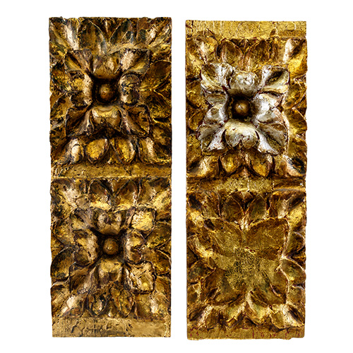 Sub.:17 - Lote: 228 -  Pareja de remates de retablo en madera tallada con motivos florales, redorados y plateados.