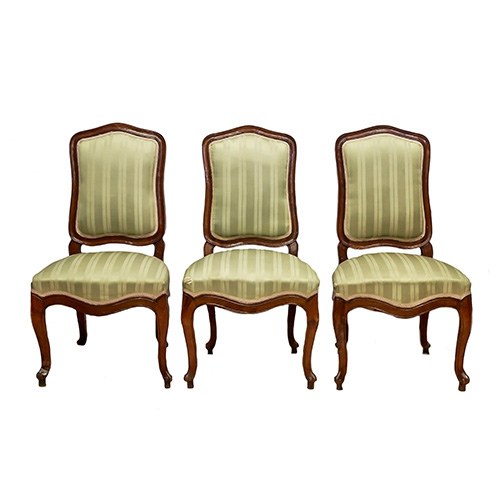 Sub.:17 - Lote: 140 -  Lote de tres sillas isabelinas con asiento y respaldo tapizado a rayas verdes y beige.