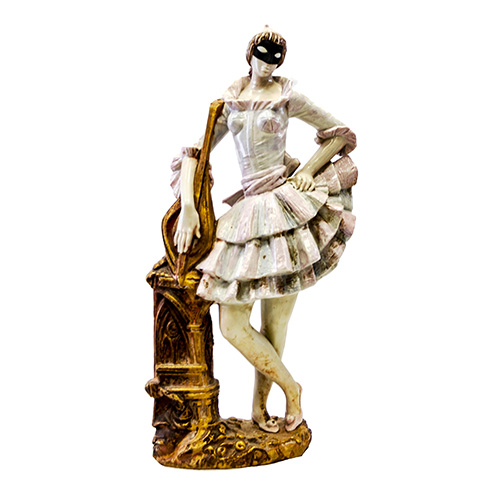 Sub.:17 - Lote: 236 -  Figura en porcelana de bailarina de carnaval con instrumento musical. 