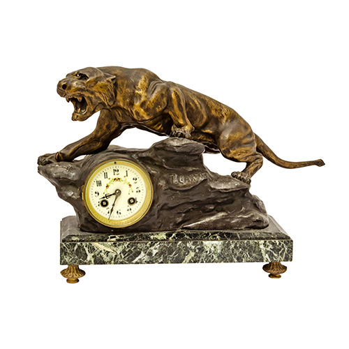 Sub.:17 - Lote: 163 -  Reloj de calamina con figura de tigre, firmado Cartier. 