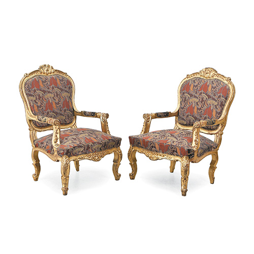 Sub.:17 - Lote: 249 -  Pareja de sillones estilo Luis XV en madera tallada y dorada.