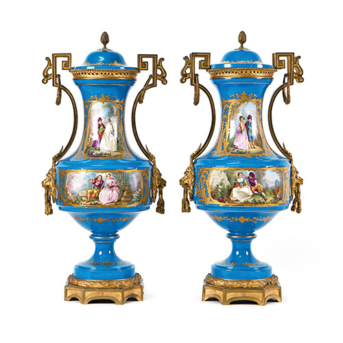 Sub.:17 - Lote: 226 -  Pareja de jarrones con tapa en porcelana esmaltada tipo Svres y guarnicin de bronce, Francia, finales S. XIX. 