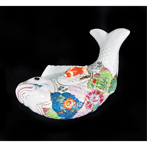 Sub.:17 - Lote: 303 -  Sopera en forma de carpa en porcelana esmaltada siguiendo modelos de Compaa de Indias. 