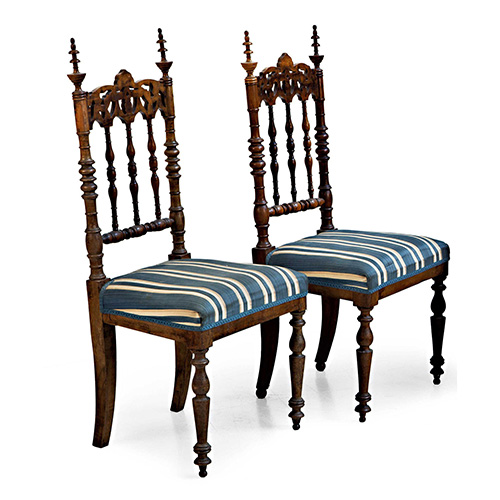 Sub.:17 - Lote: 106 -  Conjunto de cinco sillas en madera torneada con respaldo alto y asiento con diferentes tapiceras.
