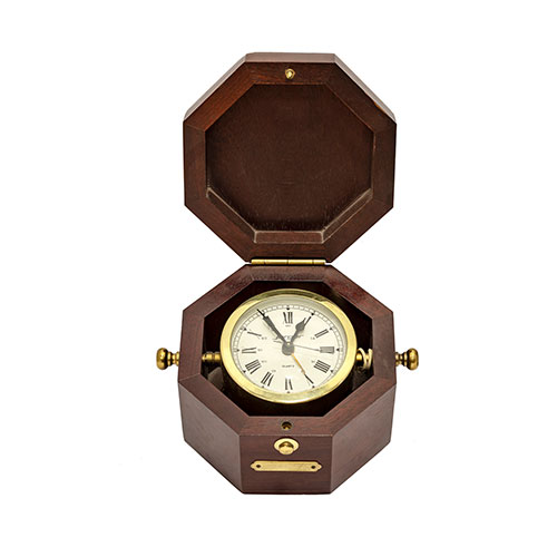 Sub.:18 - Lote: 1373 -  Reloj de viaje en caja de madera, de la marca alemana Jerger.
