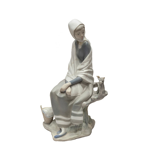 Sub.:19 - Lote: 1252 -  Joven sentada. Figura en porcelana Lladr, con marca en la base. 