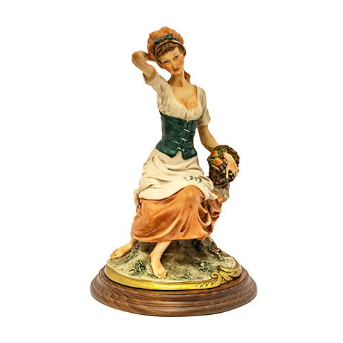 Sub.:19 - Lote: 1175 -  Figura de mujer con flores realizada en marmolina. Firmada A.G.
