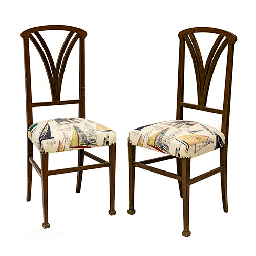 Sub.:19 - Lote: 1194 -  Pareja de sillas en madera patinada con tapicera con motivos nuticos.