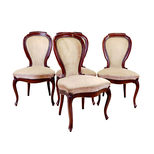 Sub.:19 - Lote: 1286 -  Lote de cuatro sillas isabelinas en madera patinada, con tapicera blanca.