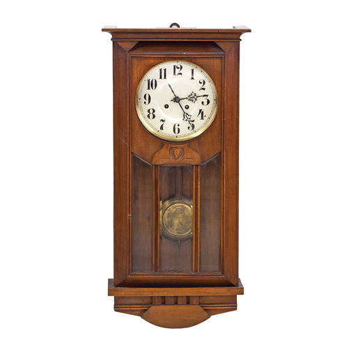 Sub.:2 - Lote: 127 -  Reloj de pared en madera tallada con esfera de numeracin arbiga, principios del S.XX. Con pndulo y llave.
