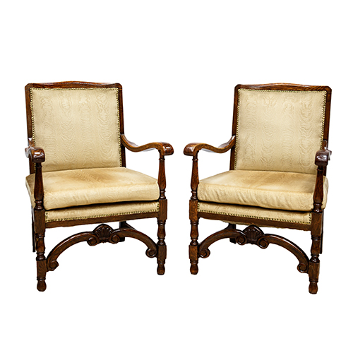 Sub.:20 - Lote: 368 -  Pareja de sillones en madera de castao con respaldo y asiento tapizados en beige. 
