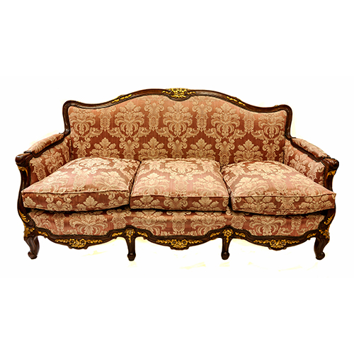 Sub.:20 - Lote: 335 -  Canap en madera con tapicera de brocado rosa y beige con motivos florales.