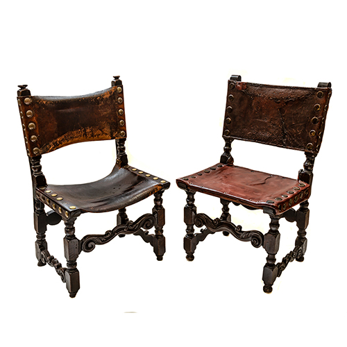 Sub.:20 - Lote: 414 -  Pareja de sillas rsticas de S.XVIII, realizadas en cuero, estilo frailero. Con desperfectos.