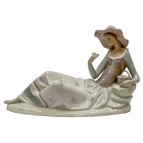 Sub.:20 - Lote: 307 -  Doncella reclinada. Figura en porcelana esmaltada de Lladr/Nao. 