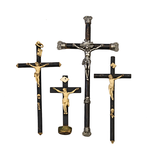 Sub.:20 - Lote: 220 -  Cuatro crucifijos realizados en madera y bano, y uno de ellos en metal plateado.