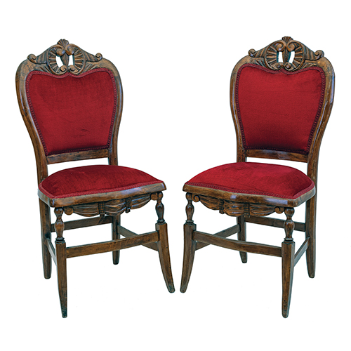 Sub.:20 - Lote: 347 -  Pareja de sillas en madera y tapicera roja con respaldo con copete y patas torneadas.