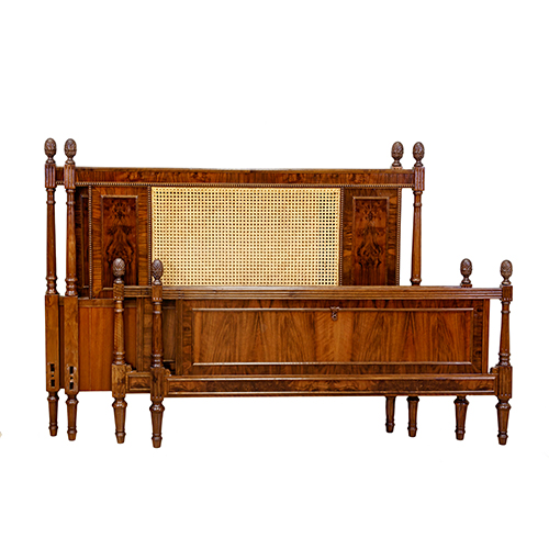 Sub.:20 - Lote: 200 -  Pareja de camas completas en madera, con esquinas columnadas y remates tallados con motivos de pia.