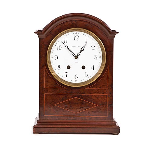 Sub.:25 - Lote: 204 -  Reloj de sobremesa firmado Tiffany & Co, principios del s. XX. Maquinaria Pars con sello de Medalla de Oro, Pars, 1900. Con pndulo y llave.