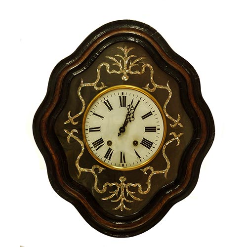 Sub.:25 - Lote: 263 -  Reloj de ojo de buey con decoracin de ncar y esfera esmaltada con numeracin romana.
