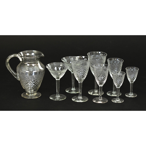 Sub.:5 - Lote: 142 -  Cristalera en vidrio tallado portugus de Atlantis, ca 1942-1944. Formado por: 6 copas de champn, 7 copas de agua, 17 de vino y 15 de licor de dos tamaos diferentes. Total: 46 piezas.