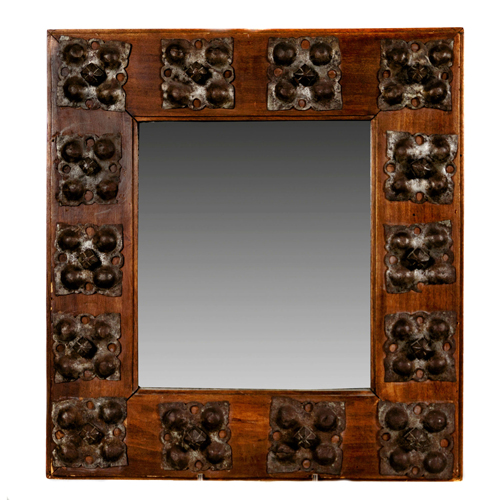 Sub.:5 - Lote: 123 -  Espejo adornado con clavos cuadrados en hierro.