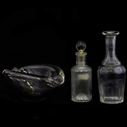 Sub.:5 - Lote: 134 -  Lote formado por un centro oval, frasco con tapon y pequea licorera en cristal.