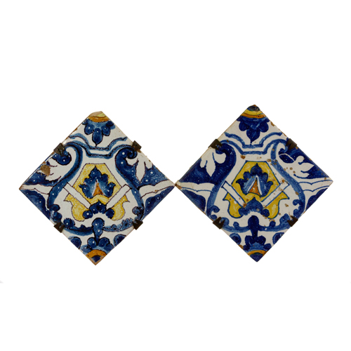 Sub.:5 - Lote: 125 -  Dos azulejos romboidales con decoracin en azul y amarillo sobre fondo blanco.