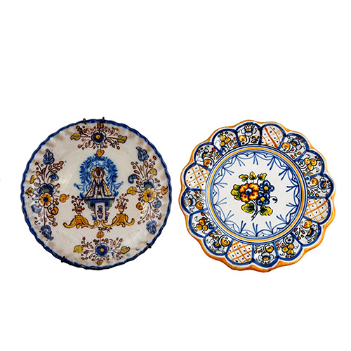 Sub.:7 - Lote: 139 -  Lote de dos platos en cermica esmaltada de Talavera, uno con decoracin floral y otro con una representacin de Nuestra Seora del Prado.