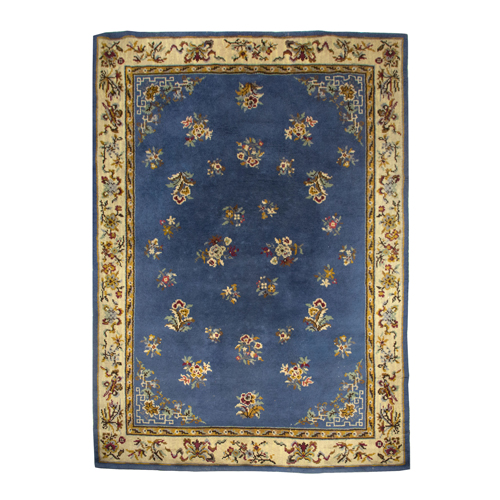 Sub.:8 - Lote: 143 -  Alfombra en lana, con campo de flores sobre fondo azul como motivo central, enmarcado por una orla exterior con guirnalda de flores sobre fondo beige.