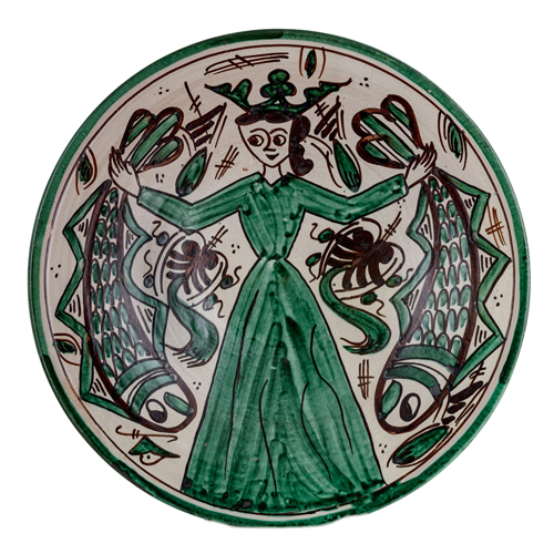 Sub.:8 - Lote: 138 -  Plato en cermica de Muel, con representacin figurativa de una dama coronada sosteniendo dos peces. 