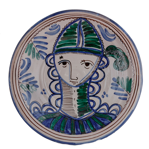 Sub.:8 - Lote: 139 -  Plato en cermica de Muel esmaltada, con decoracin polcroma figurativa con representacin de caballero en tonos azules y verdes sobre fondo de engobe blanco. 